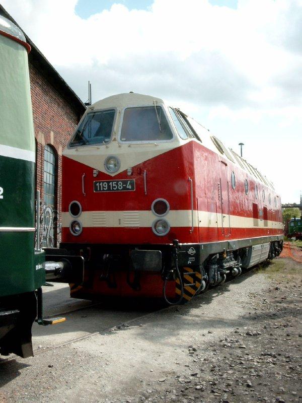 119 158 werend des Dresdener Dampflokfestes 2004