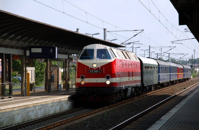 119 158 zieht am 04.07.09 den Sonderzug aus Halle(S) zurck nach Berlin, fotografiert bei der Durchfahrt in Bitterfeld.