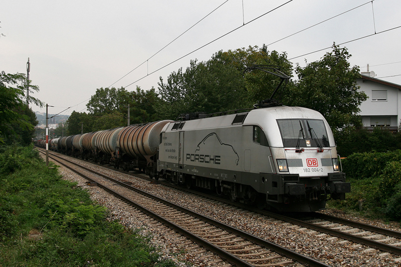 11.9.09 Gerchten zu Urteilen sollte die Porsche Lok an dem Tag einen Gterzug von Deutschland nach Kledering bespannen. Das Wetter war zwar sehr bescheiden, doch dieses Gefhrt darf man sich nicht entgehen lassen. Auf der Verbindungsbahn fuhr mir die 182 004 mit dem 154min verspteten DG 45903 von Passau nach Kledering vor die Linse.