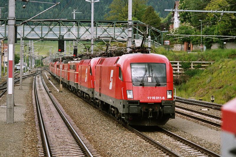 11fach Lokzug angefhrt von 1116 011 bei der Durchfahrt in Gloggnitz am 16.5.2004