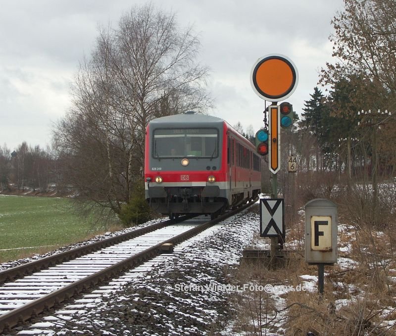 11.März 2009 hinter Rehau, der Winter ist immer noch da!
628249 fährt nach Selb Stadt um dort zu wenden. Leider geht es seit 20 Jahren nicht mehr weiter Richtung Holenbrunn/Marktredwitz oder nach Asch. Damals wurden öfter hier Umleiterzüge gefahren, wenn die Hauptbahn ein Problem hatte... Heute will man sich sowas genau so wenig leisten wie Ausweich/Abstellgleise. Schade.