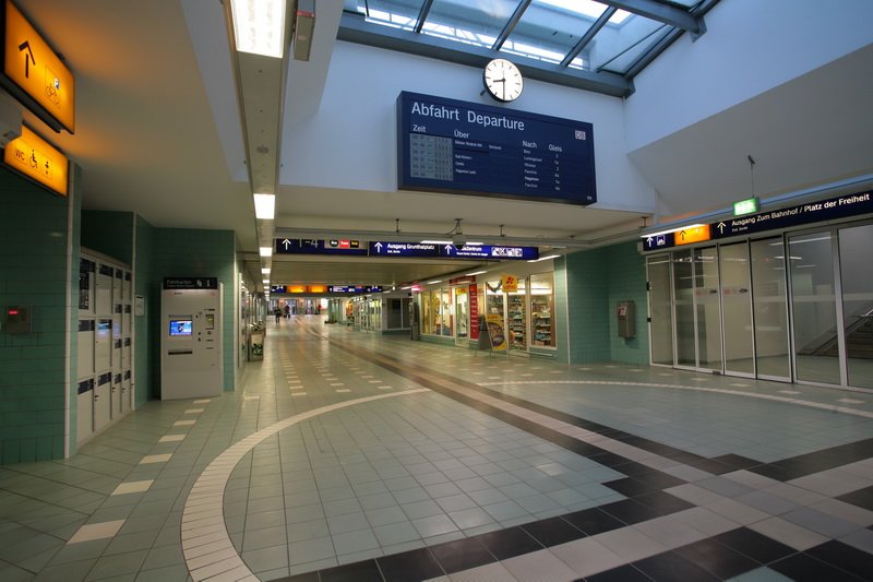 1/2 9 Uhr nix los im Westflgel des Schweriner Hbf. einen Tag vor dem Jahreswechsel. 30.12.2008