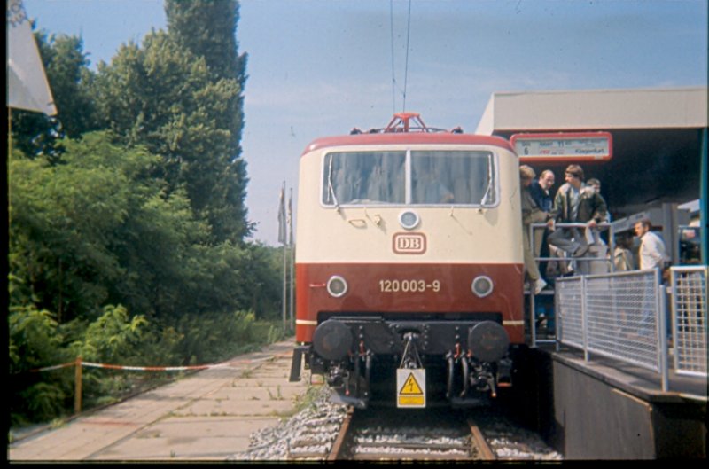 120 003-9 1979 auf der Verkehrsausstellung in Hamburg. Vor 28 Jahren war dies noch eine der vier Vorserienloks, heute steht bei der DB AG die gesamte Lokbaureihe zur Disposition. Hinweis: Eingescanntes Dia