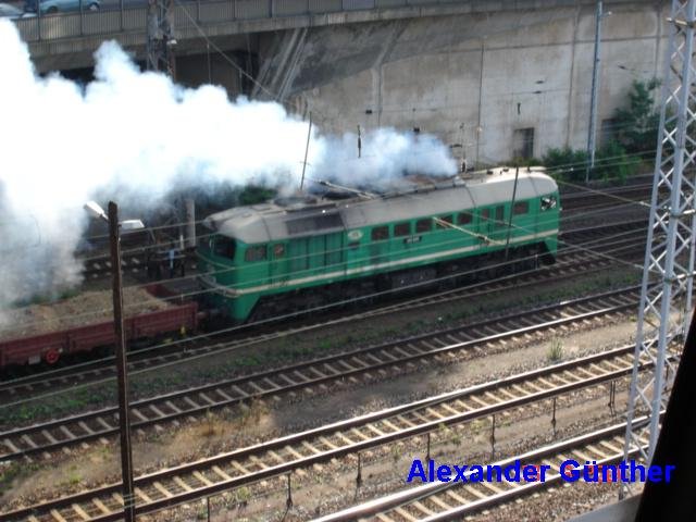 120 004 der ITL beschleunigt am 18.08.2004 einen Kieszug nach Gro�enhain aus dem Bahnhof Bad Schandau.