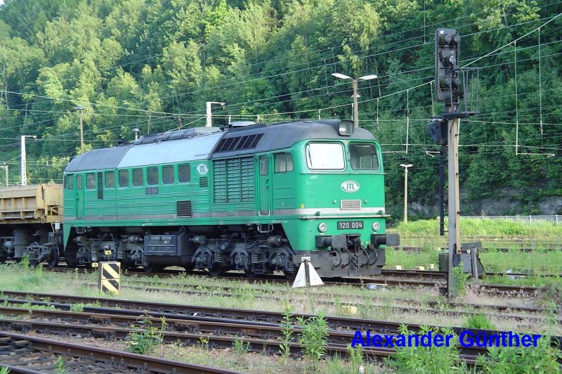 120 004 der ITL steht am 12.06.2004 im Bahnhof Bad Schandau abgestellt.