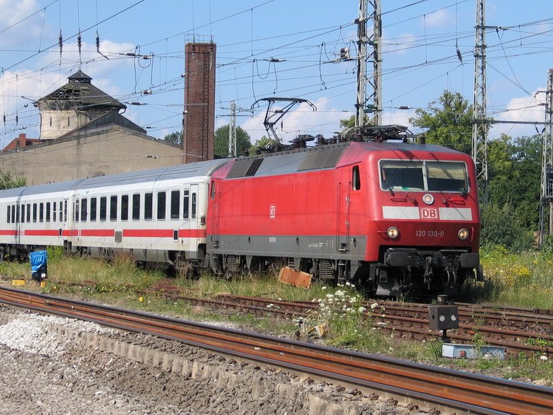 120 030 zieht den IC 2280 aus dem Bahnhof Bad Kleinen. 18.07.2007