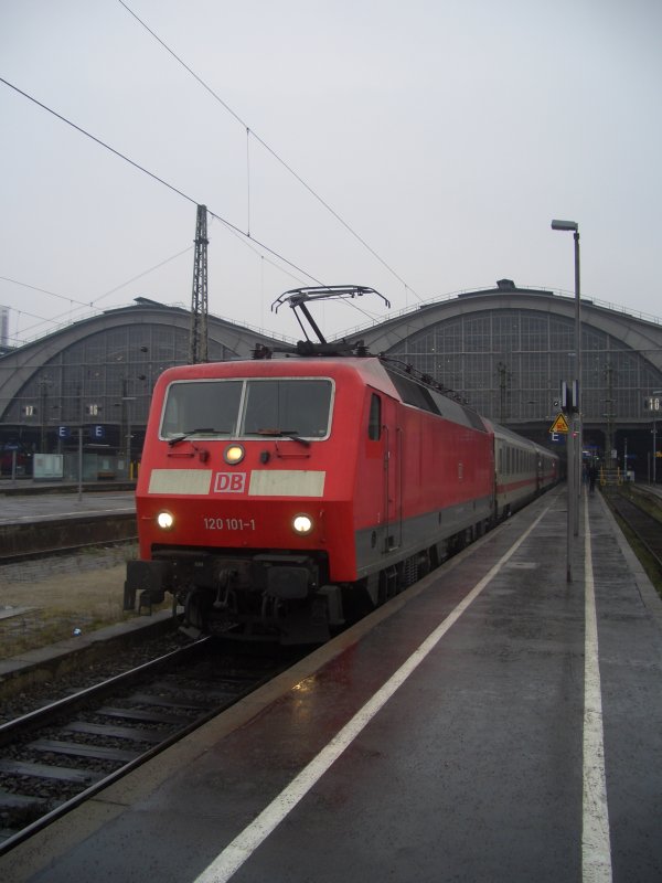 120 101-1 mit einem Ersatzzug im Leipziger Hauptbahnhof(29.11.2008)