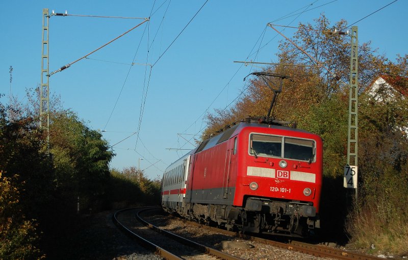 120 101-6 schiebt am 14.10.07 den IC 2161 von Karlsruhe HBF nach Nrnberg HBF, hier bei Aalen-Wasseralfingen aufgenommen.