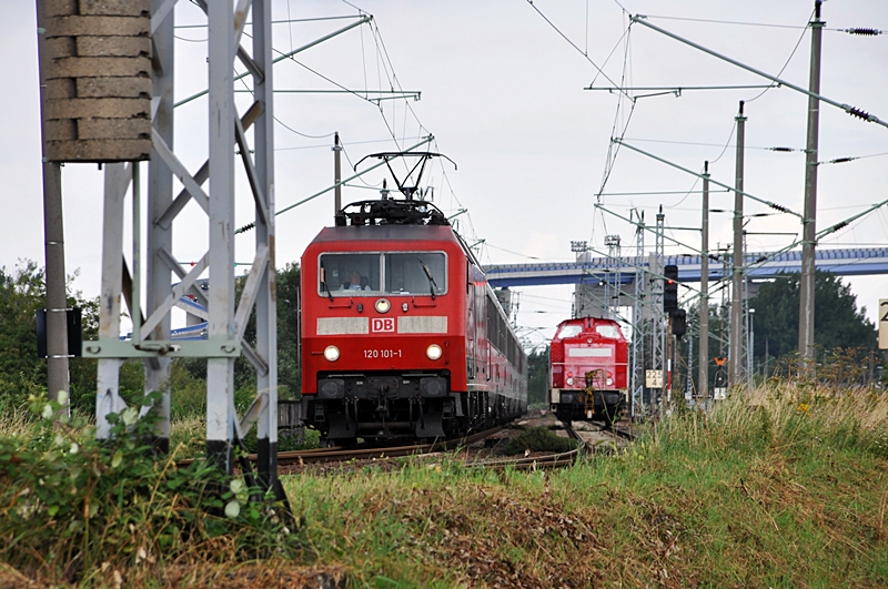 120 101 kommt mit einem IC aus Binz durch Bf Stralsund/Rgendammbahnhof am 12.08.09