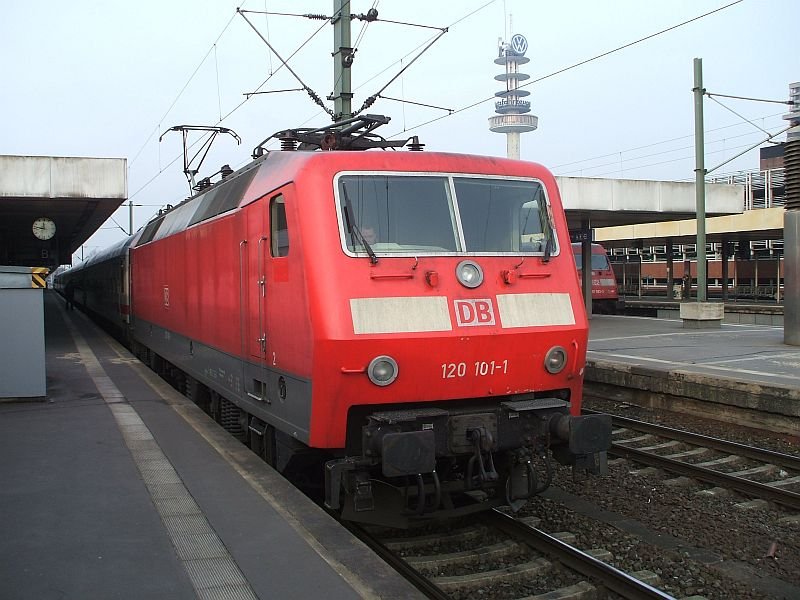 120 101 steht in Hannover Hbf mit einem IC bereit der Minuten vorher von einer 363 bereitgestellt wurde