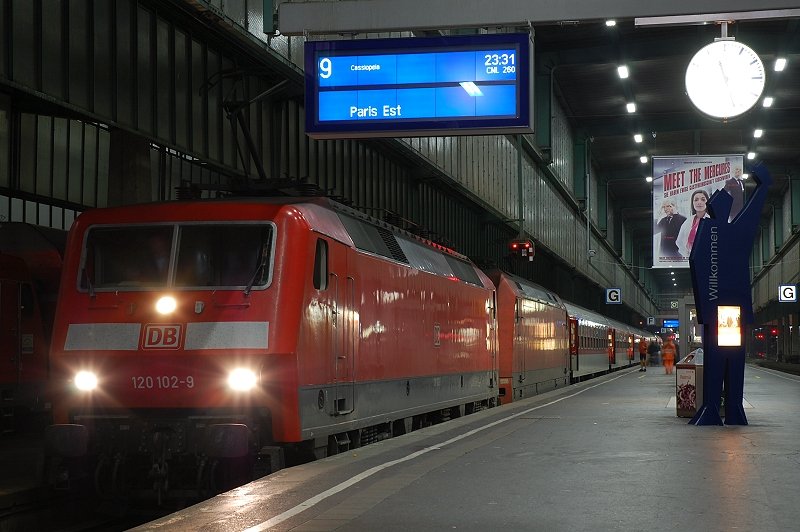 120 102 und 101 120 am sp�ten Abend des 11.10.08 mit CNL 260  Cassiopeia  auf Gleis 9 des Stuttgarter Hbfs.