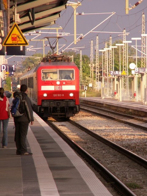 120 102-9 mit IC aus Kln bei der Einfahrt in den Bahnhof Greifswald