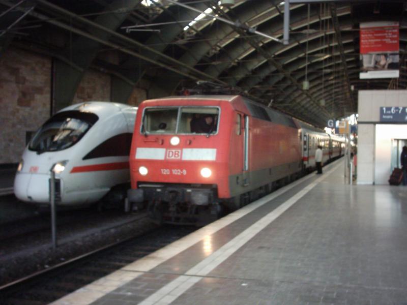 120 102-9 neben einem ICE-T in Berlin Ostbahnhof am 01.02.05.