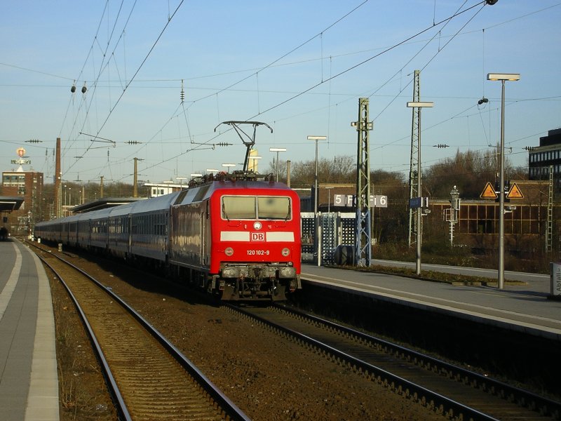 120 102-9 im Schub des IC 2310 nach Westerland/Sylt mit Kurswagen
nach Dageb�ll Mole im Bochum Hbf.(09.02.2008)