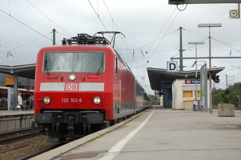 120 102-9 zieht am 09.07.08 einen InterCity durch den Bahnhof Mnchen-Pasing in Richtung Mnchen HBF.