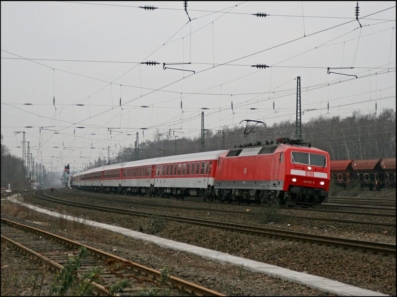 120 102 legt sich mit dem AZ 13314 ausVillach bei Ehrenfeld in die Kurve. (24.02.2008)