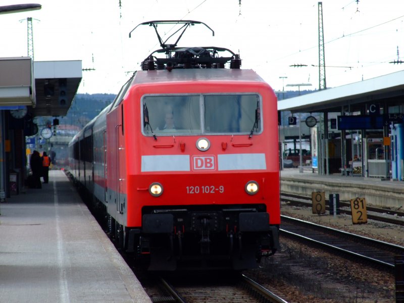 120 102 mit IC  Rottaler Land  am 16.02.08 bei der Einfahrt in Passau Hbf.