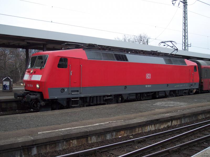 120 102 im Stuttgarter Hauptbahnhof, am Haken hat sie schweizerische Eurocitywagen.