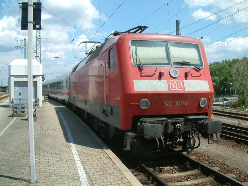 120 102 vor einem abgestellten  Ersatzzug  am 21.7.05 in Karlsruhe Hbf. Man sieht in letzter Zeit fters solche Garnituren.
