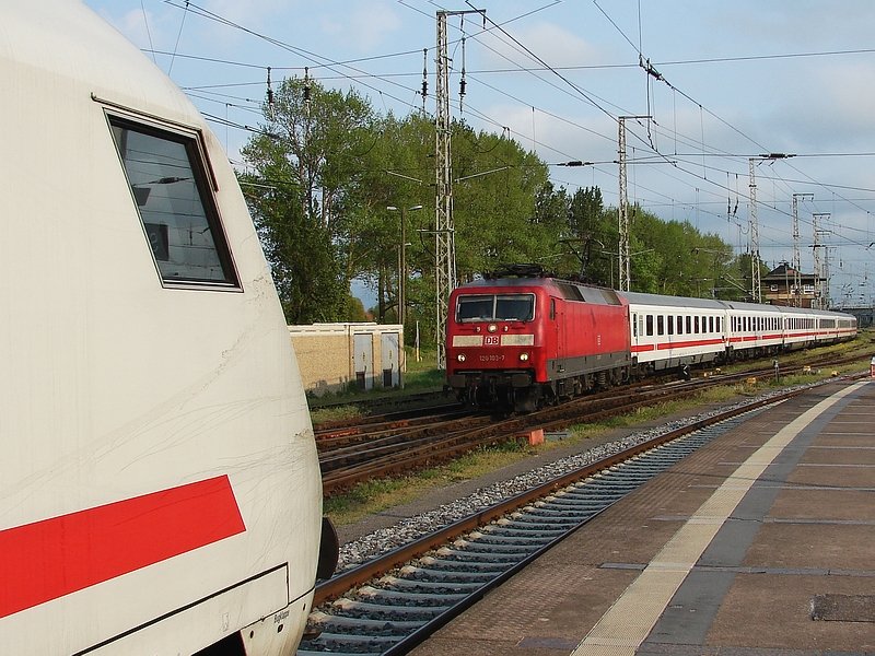 120 103 bei der Einfahrt in den Bahnhof Stralsund. (12.05.08)