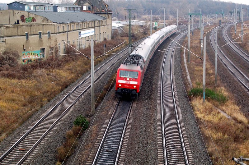 120 103 hatte am 04.12.08 die Aufgabe einen IC von Leipzig Hbf ausgehend zu befrdern, hier bei der Durchfahrt in Bitterfeld.
