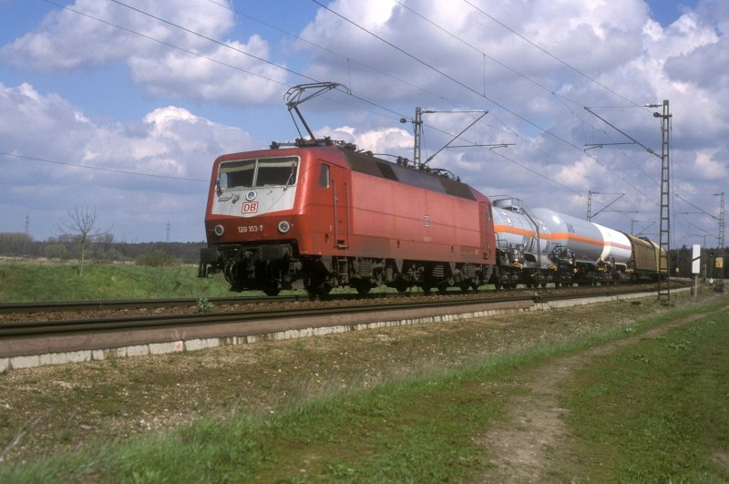 120 103  Wagh�usel  05.04.01  mit G�terzug