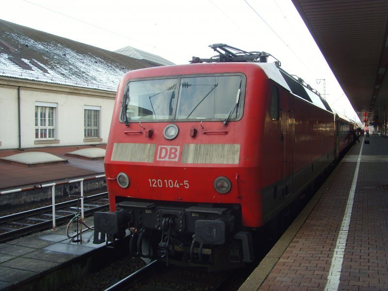 120 104-5 wurde mit ihrem CNL auf Gleis 1 in Basel Bad Bf bereitgestellt. 14.02.09