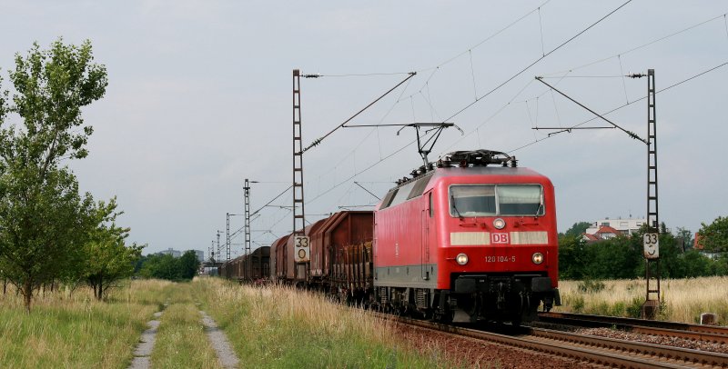 120 104 befrdert am 25.06.08 den FIR 51341 von Gremberg nach Kornwestheim und ist bei Wiesental rund 30 Minuten vor Plan Richtung Sden fahrend unterwegs.