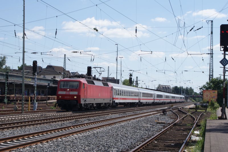 120 105-2 mit einem Ersatz Inter City bei der Durchfahrt in Solingen Hbf am 24.07.08