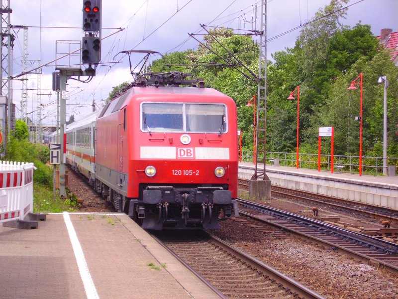 120 105-2 mit einem IC bei der Durchfahrt von Elmshorn. 24.06.08