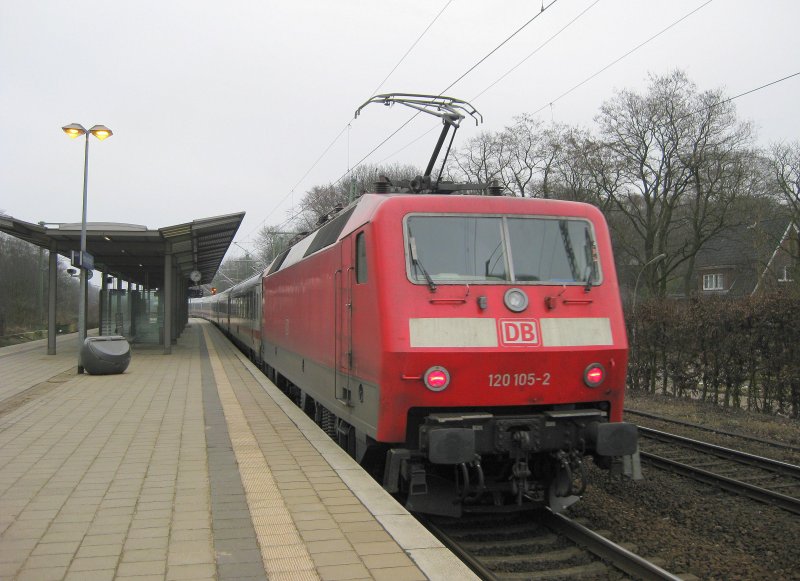 120 105-2 schiebt am 21.02.09 den IC 2029 nach Nrnberg Hbf in den Gbf Hamburg-Wandsbek.