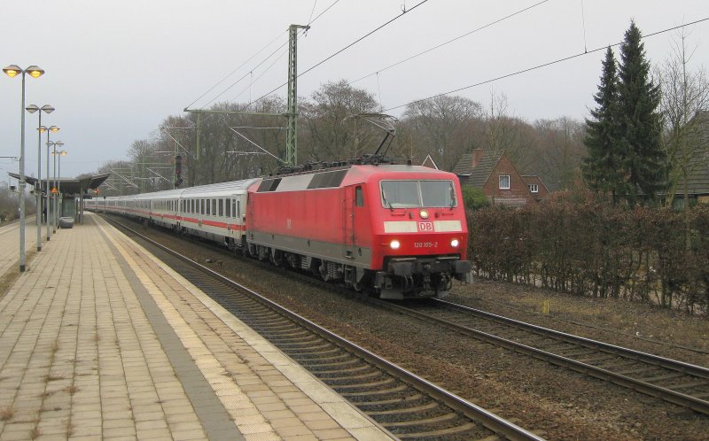 120 105-2 zieht am 21.02.09 den Umleiter IC 2029 Hamburg-Altona - N�rnberg Hbf durch Hamburg-Wandsbek Richtung Hamburg-Harburg.