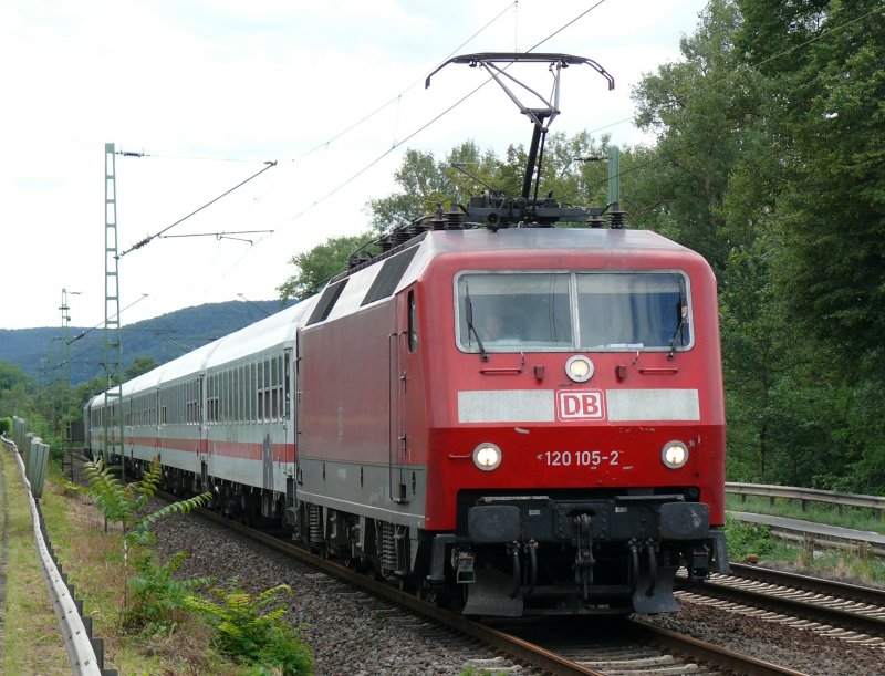 120 105-2 zieht diesen Ersatzzug rechtsrheinisch in Richtung Kln. Am Zugende schiebt Mrklinlok 120 159-9. Umgekehrt wre mir natrlich viel lieber gewesen. Aufgenommen am 28/07/2009 in Leubsdorf.