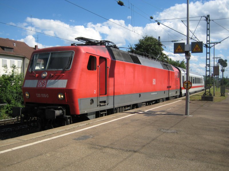 120 106-0 steht mit einem Pbz in Stuttgart-Untertrkheim. 18. August 2008.