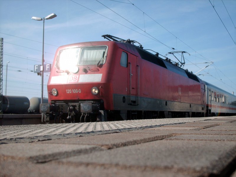 120 106-0 zog am 05.08.2007 den IC 2417 von Berlin Gesundbrunnen nach Frankfurt(Main)Hbf.