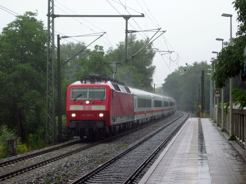120 106-8 mit ICE-Ersatzzug (Kp-Reserve) bei der Durchfahrt Singen-Landesgartenschau. 12.08.08