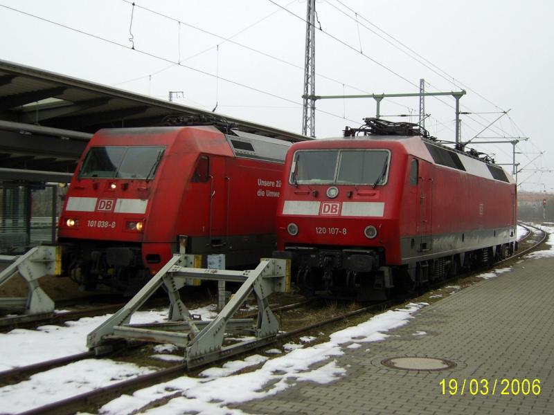 120 107-8 daneben 101 038-0 abgestellt im Rostocker Hbf.
