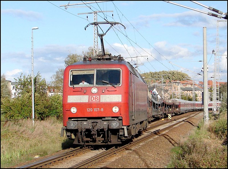 120 107-8 mit dem Autozug 1436 auf dem Weg nach Dortmund. (Stralsund am 07.10.06)
