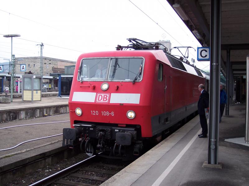 120 108 steht am 15.02.2004 im Stuttgarter Hbf mit ihrem Eurocity zur Abfahrt bereit.