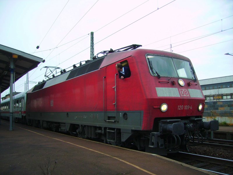 120 109 am 25.11.06 mit IC in Schwetzingen.