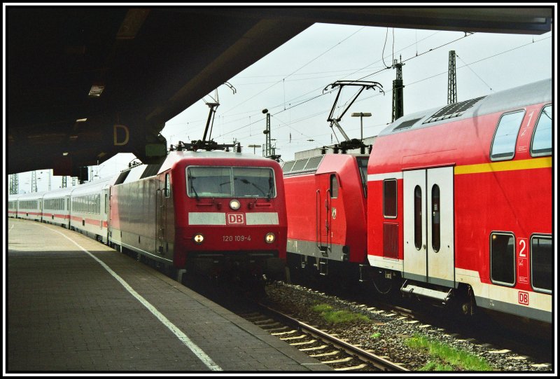 120 109 rollt mit einem InterCity am 13.04.2007 in den Bahnhof Hamm (Westf) ein. Auf dem Seitengleis wartet ein RE6  Westfalen-Express  nach Dsseldorf auf die Abfahrt nach Dsseldorf.