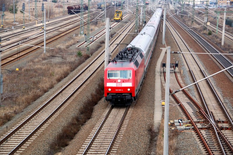 120 109 und eine weitere Lok der BR 120 befrdern am 03.03.09 einen IC durch Bitterfeld Richtung Leipzig.
