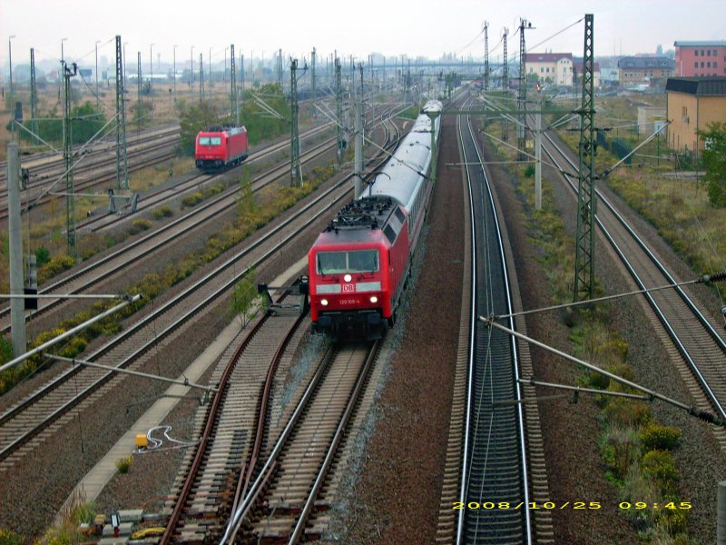 120 109 zieht einen IC(kein ICE-Erstzzzug) durch Bitterfeld Richtung Leipzig.