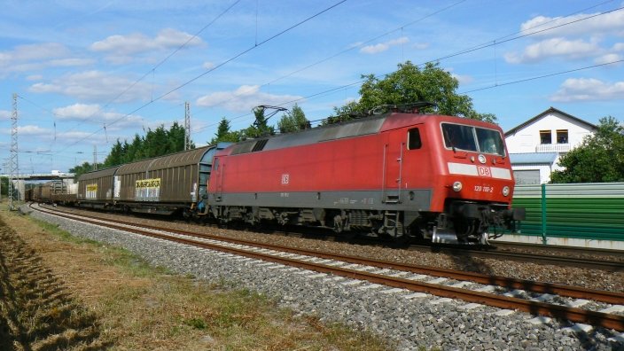 120 110 mit gemischtem Gterzug von Kln nach Kornwestheim in Waghusel auf der KBS 700 zwischen Mannheim und Karlsruhe.