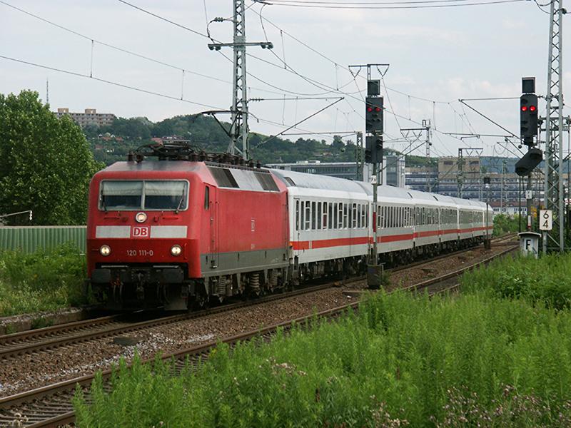 120 111-0 hat vor wenigen Minuten Stuttgart Hbf verlassen und wird in krze bei Zuffenhausen auf die Schnellfahrstrecke abbiegen. 30.06.2005 