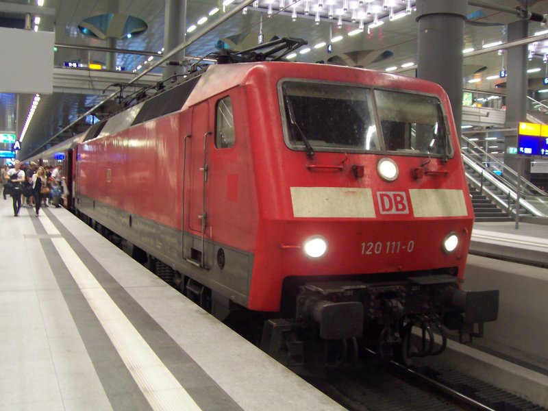 120 111-0 steht am Berliner Hbf(tief) mit dem EC 371 nach Praha hl. n. Datum: 23.07.2007