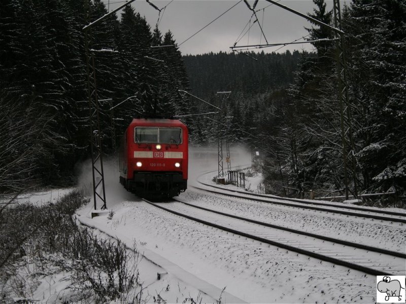 120 111-0 zieht einen ICE-Ersatzzug ber die Frankenwaldbahn. Am Ende des Zuges hing eine weiter 120, wahrscheinlich aufgrund mangelnder Steuerwagen. Das Foto entstand nach dem Scheitelpunkt in Steinbach am Wald kurz vor der Ortschaft Frtschendorf am 23. November 2008 bei winterlichen Wetterverhltnissen.