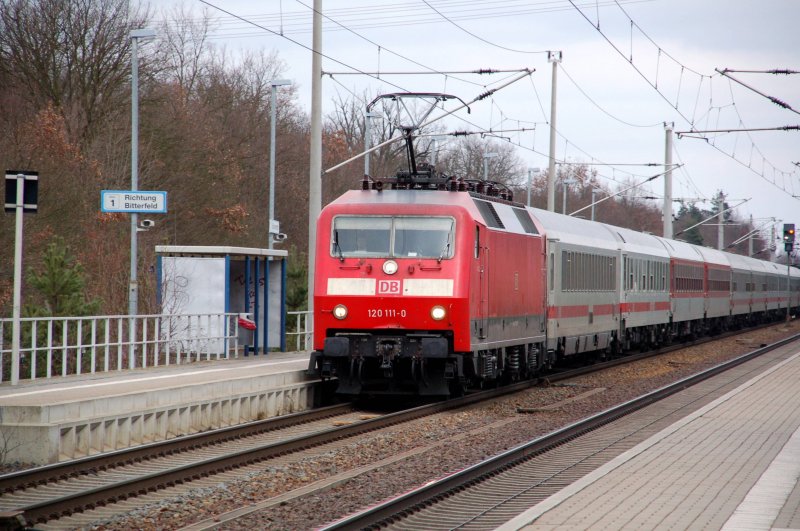 120 111 und 120 122(am anderen Zugende) bespannen am 08.02.09 einen IC von Berlin nach Leipzig Hbf. Hier bei der Durchfahrt durch Burgkemnitz. Leider etwas zu frh abgedrckt.