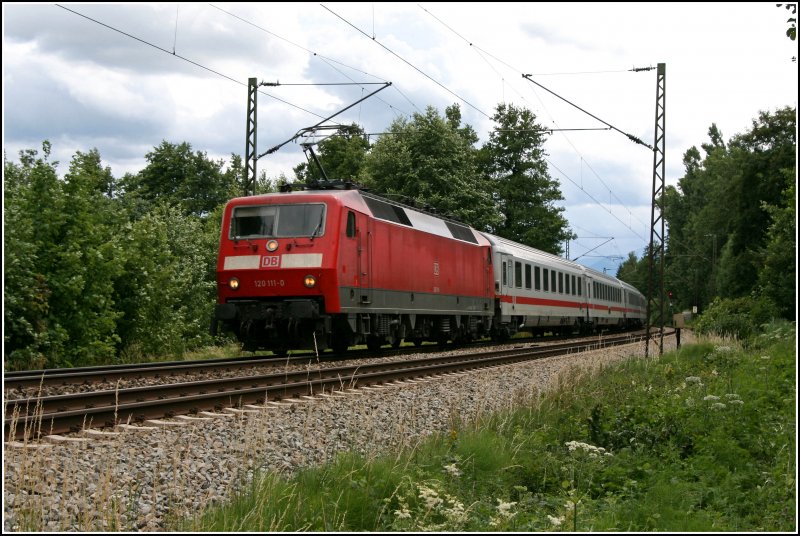 120 111 bringt am Mittag des 27.06.07 den InterCity 2324 von Salzburg nach Mnchen, hier bei Rosenheim.