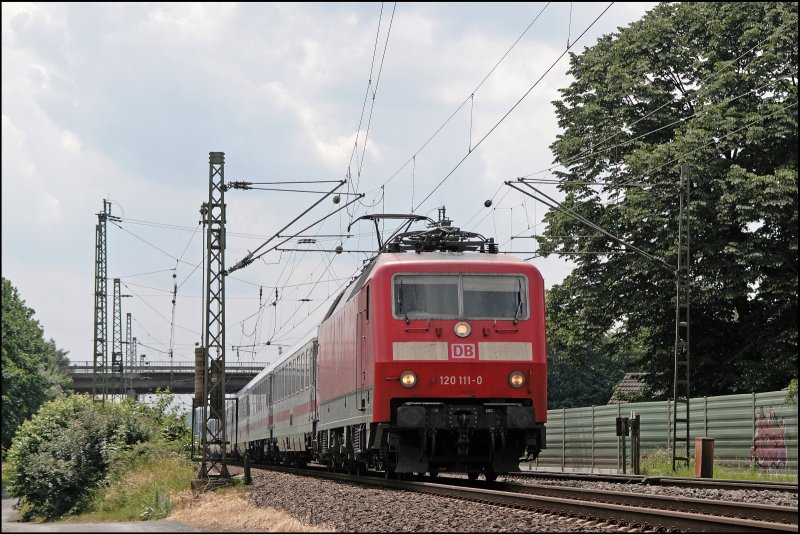120 111 hat den InterCity 435, von Luxembourg nach Norddeich-Mole, am Haken und bringt in bei Haltern am See ans Ziel. Bevor der Zug die Kste erreicht muss er noch das Mnster.- und das Emsland durchqueren. (15.06.2008)
